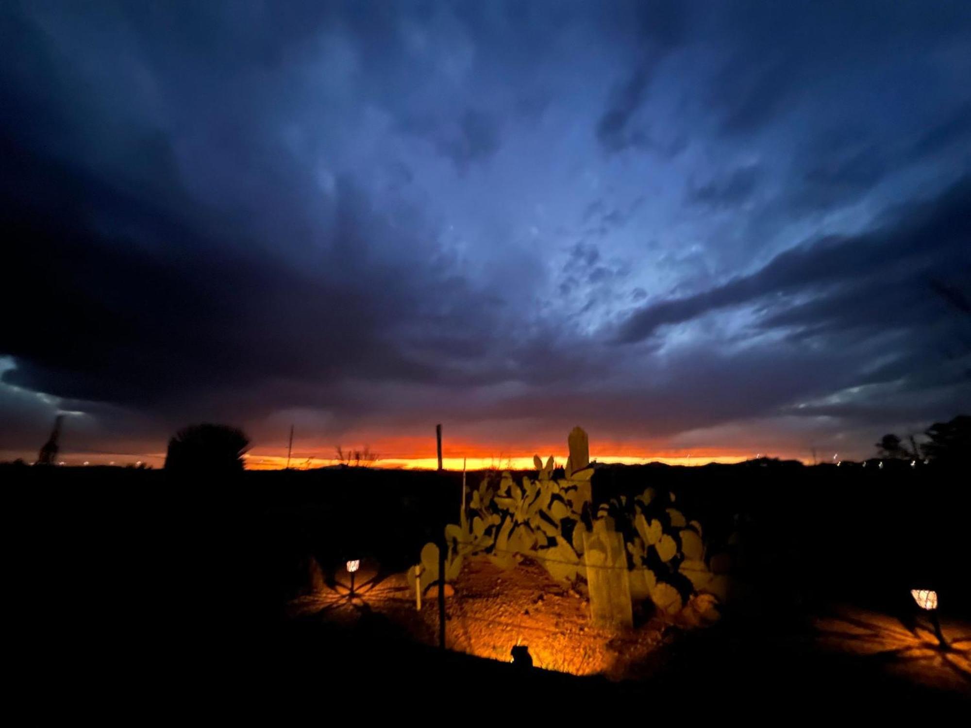Hole In The Wall Getaway - Usa Mexico Border Bed And Breakfast Columbus Exterior photo